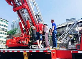 Huấn luyện cán bộ, chiến sĩ Quân khu Lan Châu sử dụng và bảo trì các phương tiện cứu hỏa